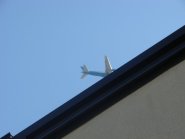 Flugzeug über Haus in Groß-Enzersdorf (NÖ)